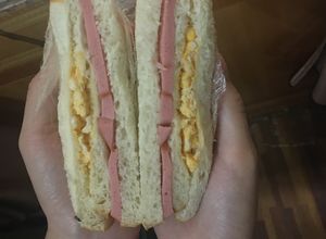 Hình của món Bánh mì sandwich xúc xích và trứng.