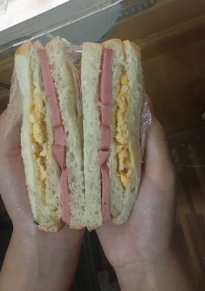 Hình của món Bánh mì sandwich xúc xích và trứng.