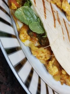 Una foto de Taco de pollo y queso con lechuga