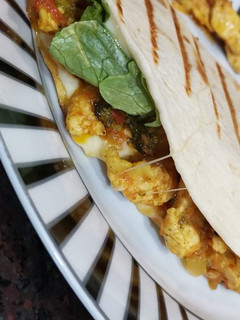 Una foto de Taco de pollo y queso con lechuga