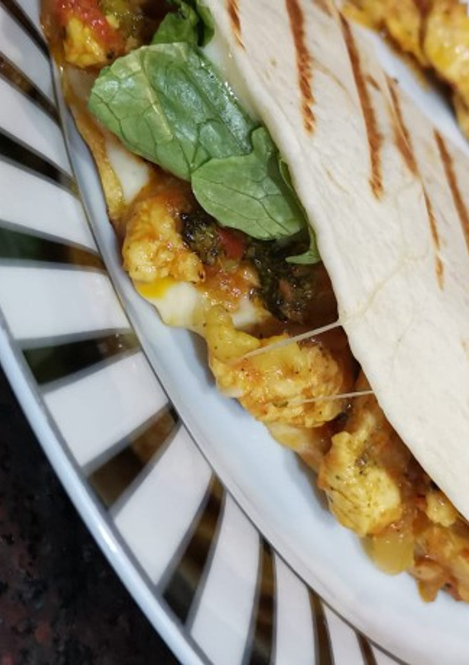 Una foto de Taco de pollo y queso con lechuga