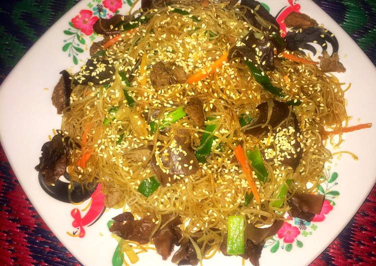 Langkah Mudah untuk Menyiapkan Japchae (잡채) yang Sempurna