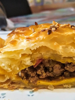 Una foto de PASTELITO De Hojaldre relleno con Carne Molida...!🍘