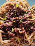 Tallarines con morcilla y ajos tiernos
