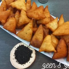 A picture of Yemeni Fried Dough or Khameer.
