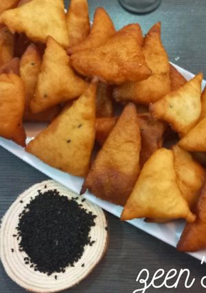 A picture of Yemeni Fried Dough or Khameer.