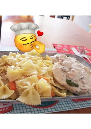 Una foto de Pollo al pimentón con salsa de camarones y pasta🦐🍗