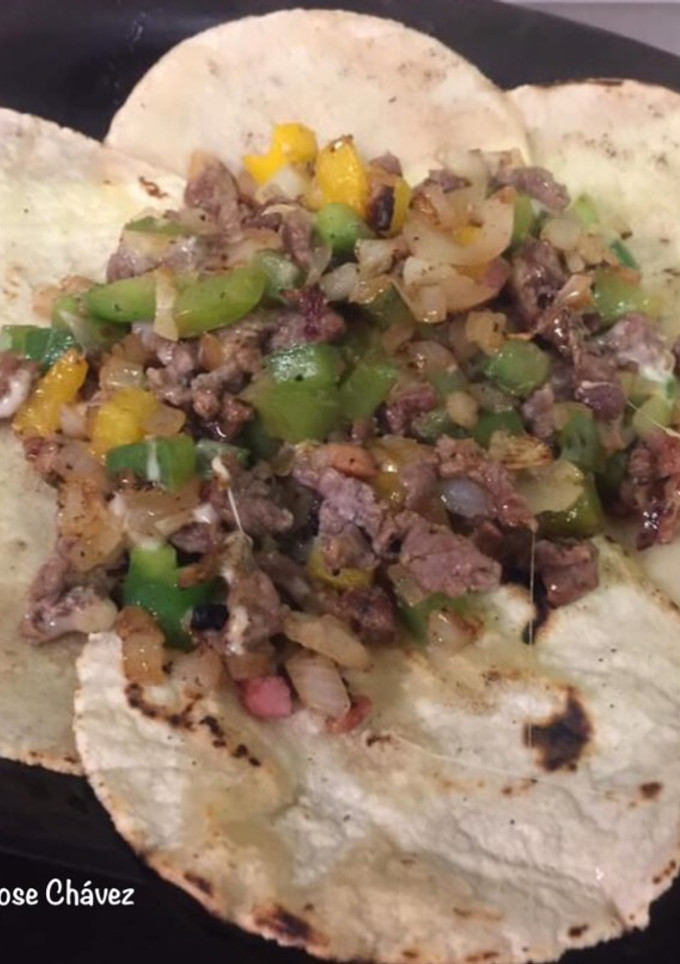 Una foto de Tortillas de maíz caseras para tacos y nachos mexicanos