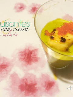 Una foto de Crema de guisantes con vieiras y huevas de salmón