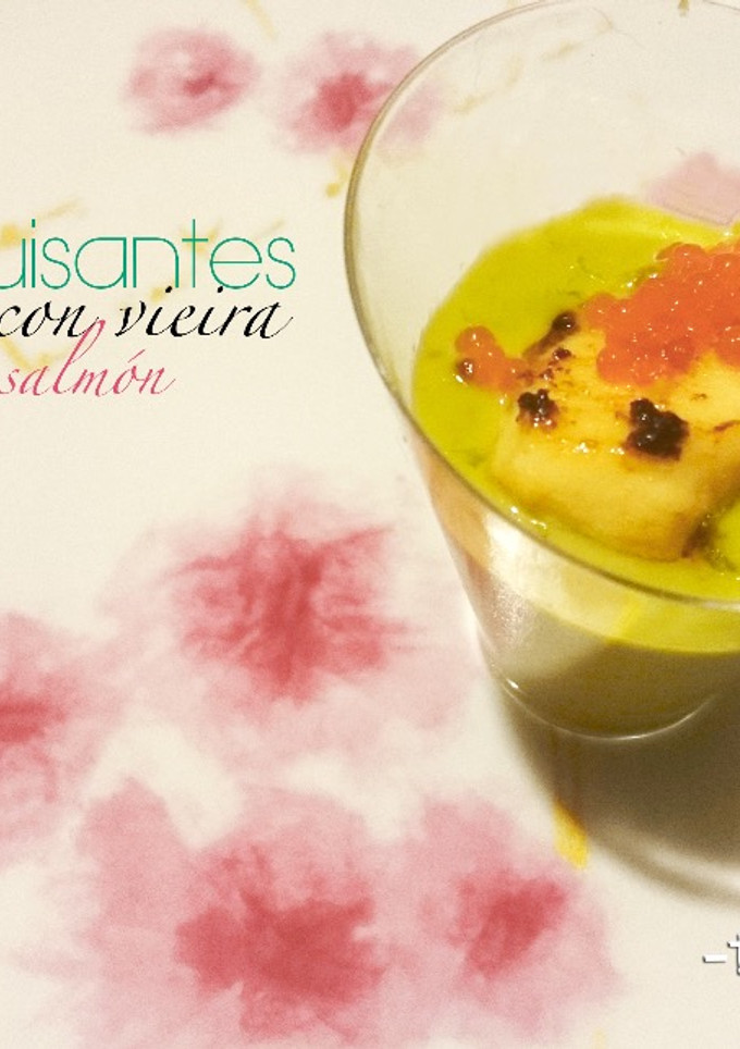 Una foto de Crema de guisantes con vieiras y huevas de salmón