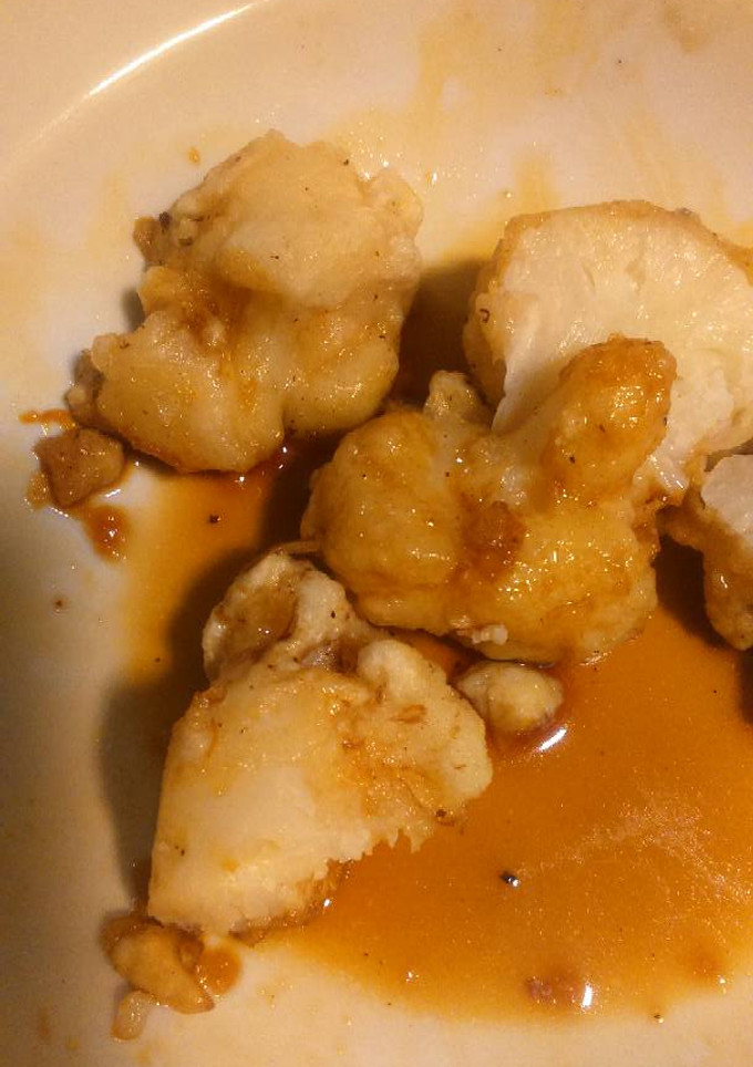 Una foto de Coliflor rebozada con salsa de mandarina