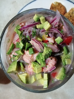 Una foto de Ceviche de salmón