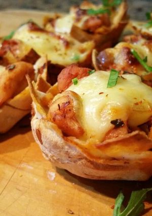 Una foto de Tartaletas de pollo, con pan pita