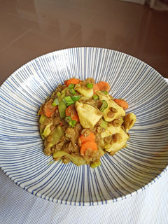 Una foto de Salteado de lentejas con pollo y verduras con un toque de curry