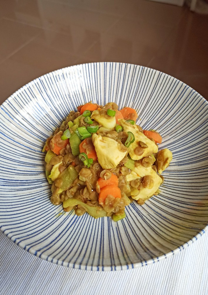 Una foto de Salteado de lentejas con pollo y verduras con un toque de curry