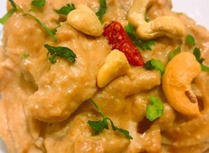 Foto principal de Pollo en salsa de cacahuete y kefir (o yogur natural)