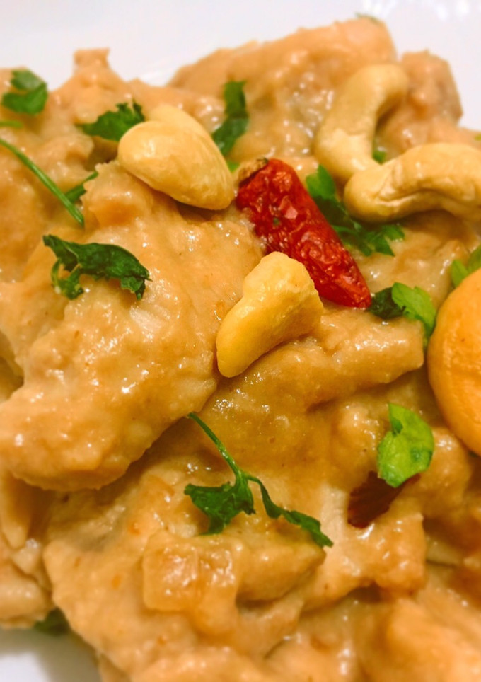 Una foto de Pollo en salsa de cacahuete y kefir (o yogur natural)