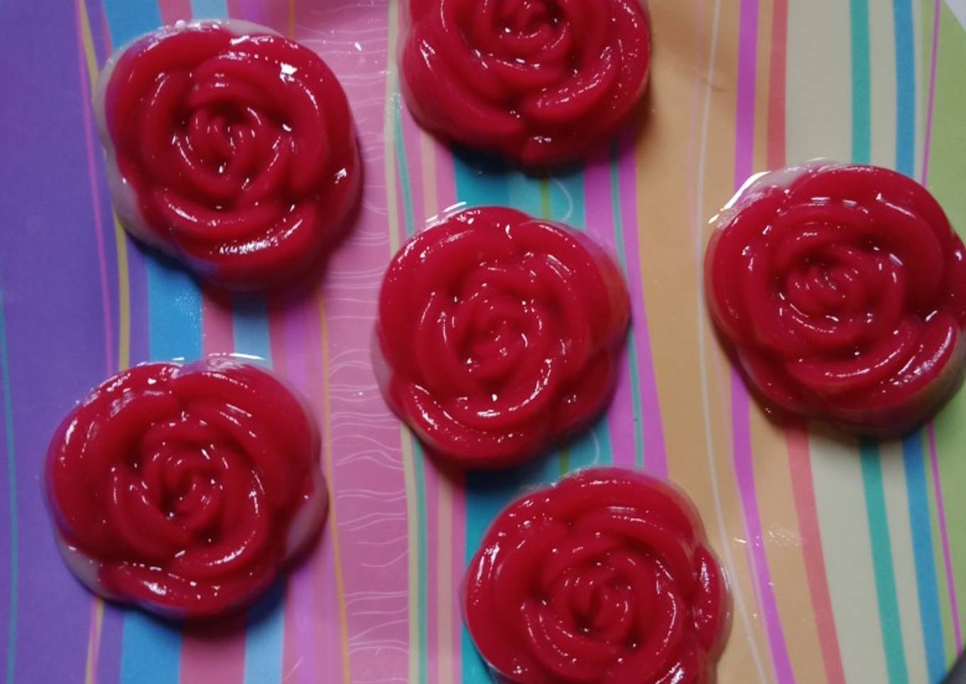 Kue lapis merah putih bunga mawar