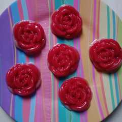 A picture of Kue lapis merah putih bunga mawar.