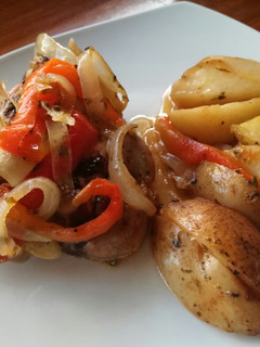 Una foto de Pollo con pimientos, papas y vinagre en horno