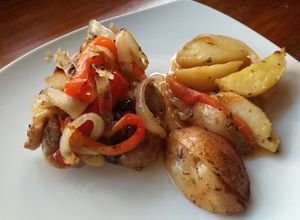 Una foto de Pollo con pimientos, papas y vinagre en horno