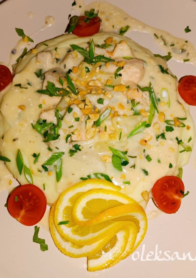 Рибна🐟 підлива з лосося на подушці з картопляного🥔 пюре