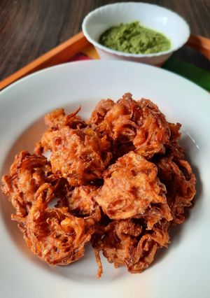 कांदा भजी (kanda bhaji recipe in marathi) रेसिपी चे मुख्य फोटो 