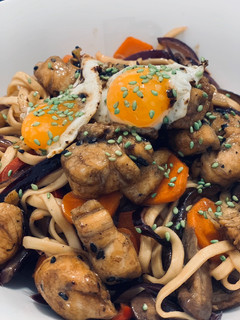 Una foto de Wok de verduras con pollo y huevo