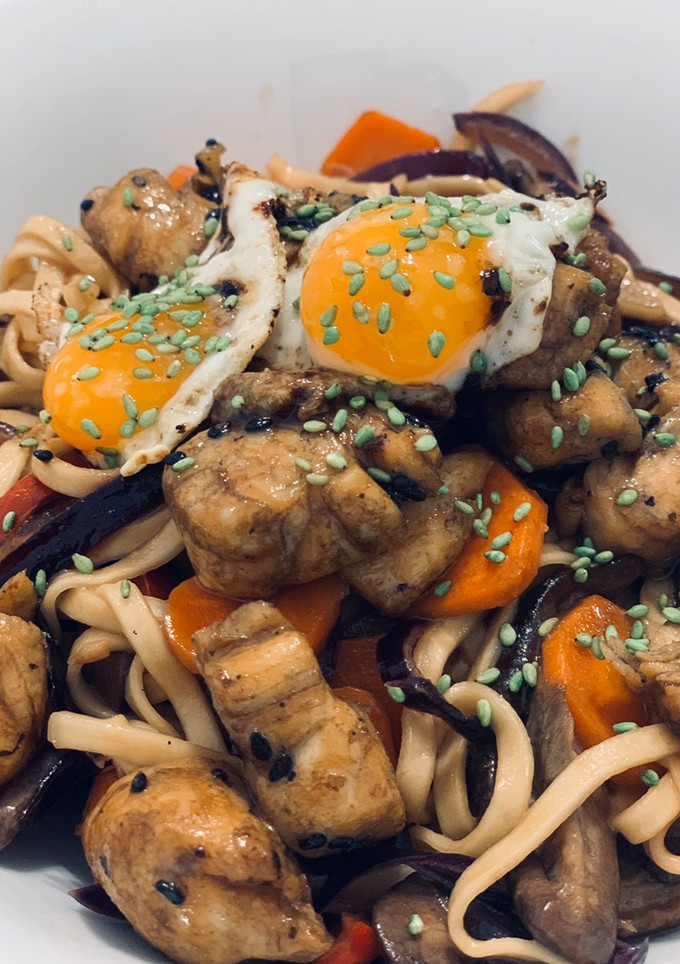 Una foto de Wok de verduras con pollo y huevo