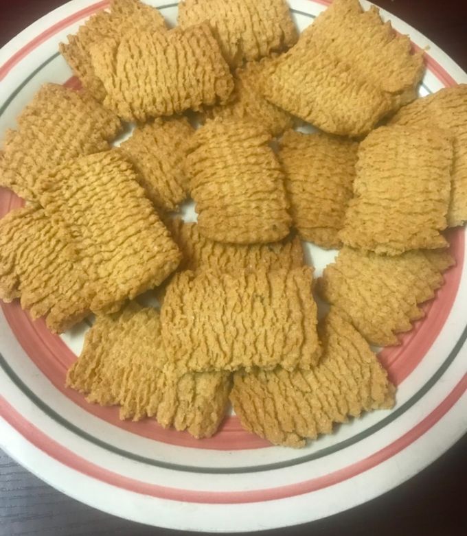 आटे के बिस्कुट (aate ke biscuit recipe in hindi) रेसिपी मुख्य फोटो