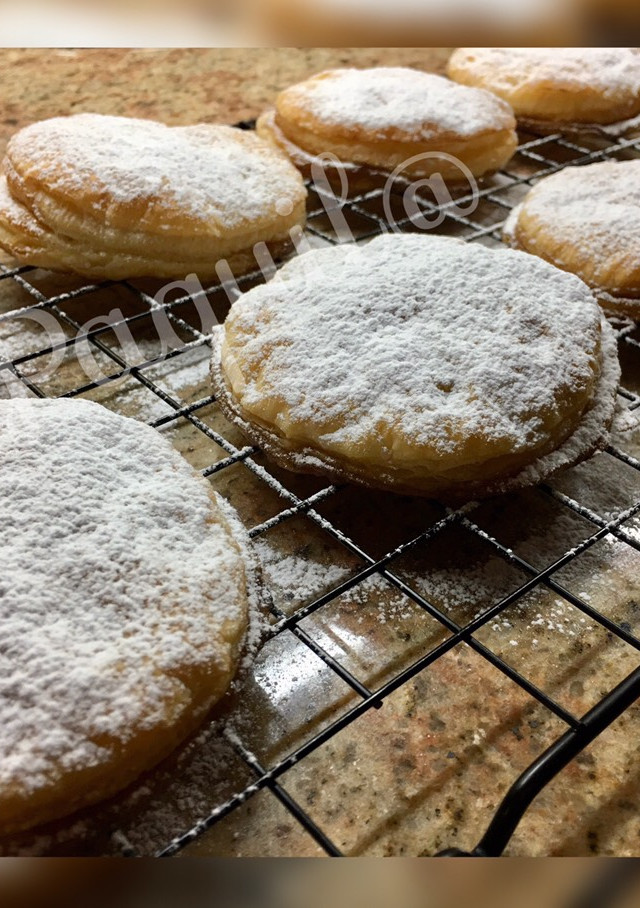 Una foto de Tortitas de hojaldre y miel 🍯