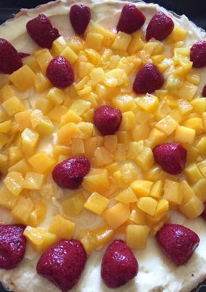 Una foto de Kuchen de durazno y frutilla