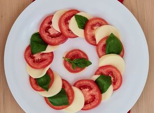 Una foto de Caprese 🇮🇹 tomate, mozzarella, albahaca y AOVE 🇮🇹