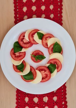 Una foto de Caprese 🇮🇹 tomate, mozzarella, albahaca y AOVE 🇮🇹