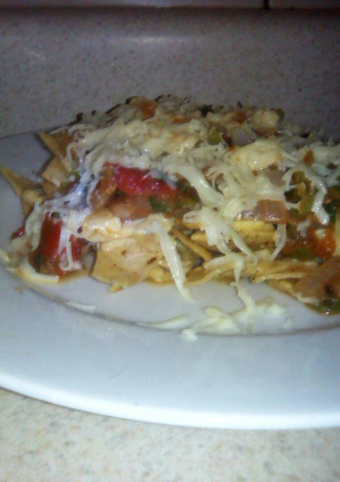Una foto de Totopos con huevo y salsa ranchera