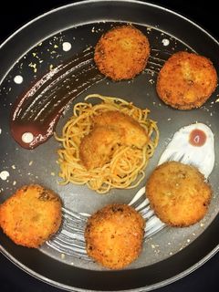 शेजवान नूडल्स कटलेट (schezwan noodles cutlet recipe in marathi) रेसिपी चे मुख्य फोटो