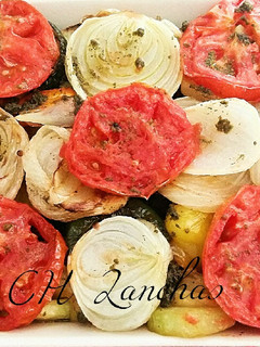 Una foto de Ratatouille aromatizada con salsa de albahaca