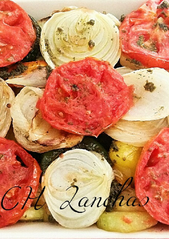 Una foto de Ratatouille aromatizada con salsa de albahaca