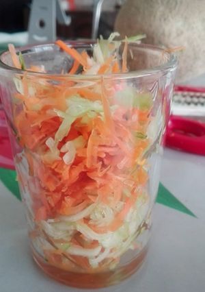Una foto de Zanahoria y pepino rallado con limón y chile Tajín