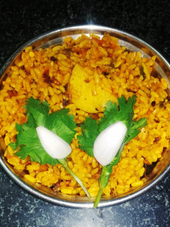વેજ પુલાવ (Veg Pulav Recipe In Gujarati) રેસીપી મુખ્ય ફોટો