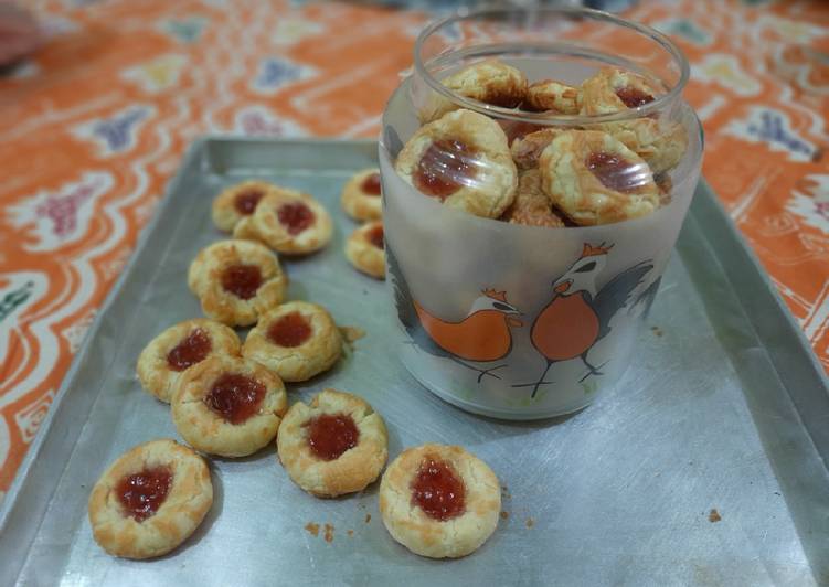 Cara Gampang Menyiapkan Strawberry Thumbprint Cookies yang Enak