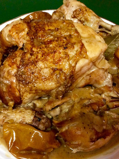 Una foto de Pollo asado en la olla con manzanas y vino tinto
