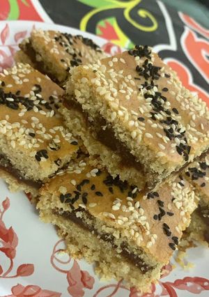 صورة لوصفة كيكة الدخن بحشوة التمر 🥧