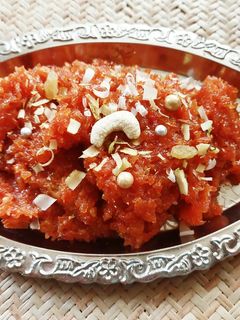 गाजर हलवा (gajar halwa recipe in marathi) रेसिपी चे मुख्य फोटो 