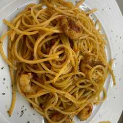 Una foto de Spaghettis con gambas