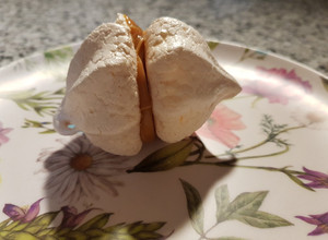 Una foto de Merengues rellenos de dulce de leche🤤