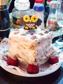 Una foto de Torta de salvado de trigo con crema y frutillas