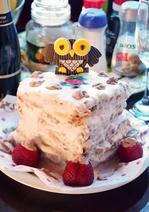 Una foto de Torta de salvado de trigo con crema y frutillas