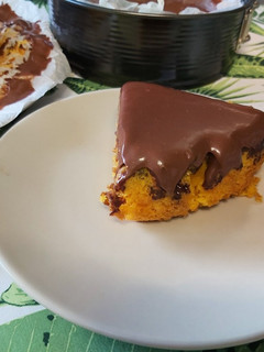 Una foto de Bizcocho de zanahoria con ganache de chocolate