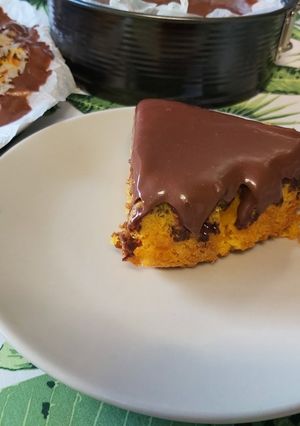 Una foto de Bizcocho de zanahoria con ganache de chocolate
